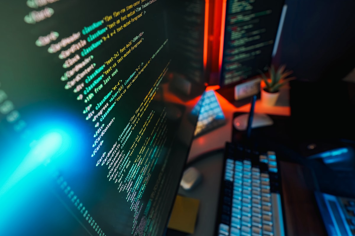 Grupp av medarbetare som deltar i en programmeringsutbildning