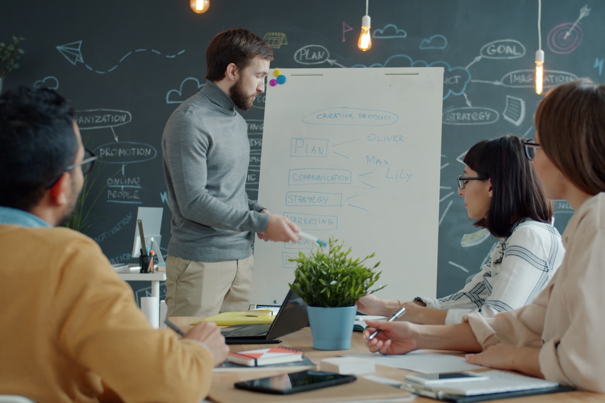 IT-konsult som arbetar med komplexa systemlösningar